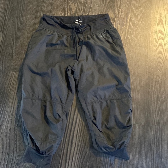 🍍NIKE WIND CAPRI🍍SIZE SMALL🍍POCKETS🍍A-1 - Picture 1 of 4